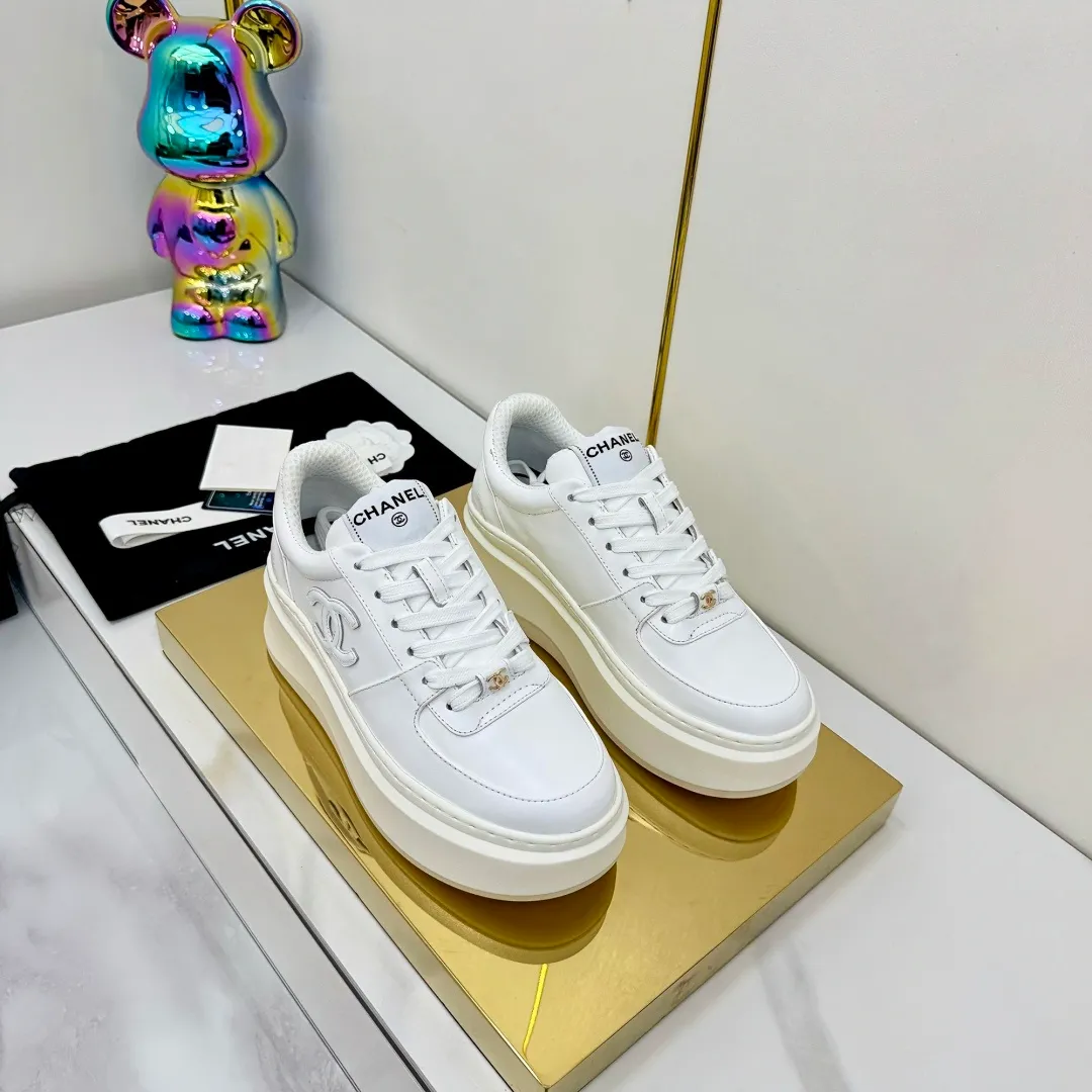 👟👟Ex-factory price 600👟👟 Upgraded version, upgraded version, upgraded version! No rebuttal accepted! ! ! ! Chanel Chanel panda shoes! 2025 counter's top casual sports shoes. This classic design; the upper is electro-embroidered with a variety of techniques; the outsole is fashionable and sporty; the unusual inclusion of a variety of color matching elements... The diversified mix and match is very good-looking and versatile, and can be used for leisure, fashion, sports, and outdoor... ꫛꫀꪝ Go➫ Materials: ❶Upper made of: original imported first-layer silk cowhide + original waterproof cloth + original first-layer cowhide ❷Inner lining: Original Yangli+Net ❸Outsole based on: Original TPU combination outsole Counter boutique packaging complete set for women 35–41 👉 👉 👉 👉